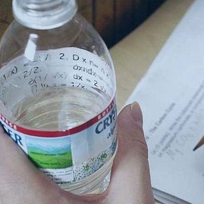 tricher à l’examen avec une bouteille